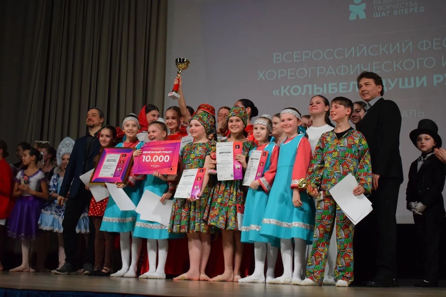 Юные кинешемские танцоры триумфально выступили в Суздале