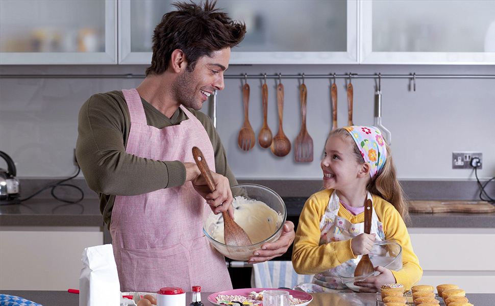 Папа на кухне и в заботах: как современные мужчины делят обязанности по дому