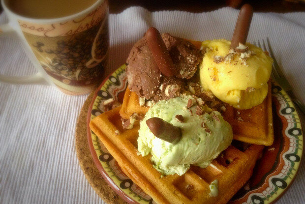 Вкусно и просто: Бельгийские вафли с мороженым и сливками
