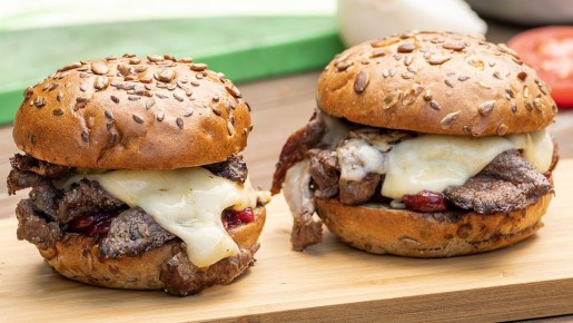 Изысканный бургер с говядиной и вишневым соусом: идеальный летний рецепт