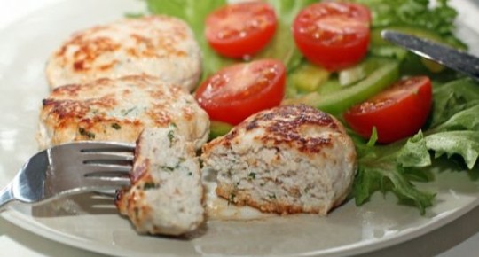 Как приготовить нежные, сочные и полезные домашние котлеты из индейки