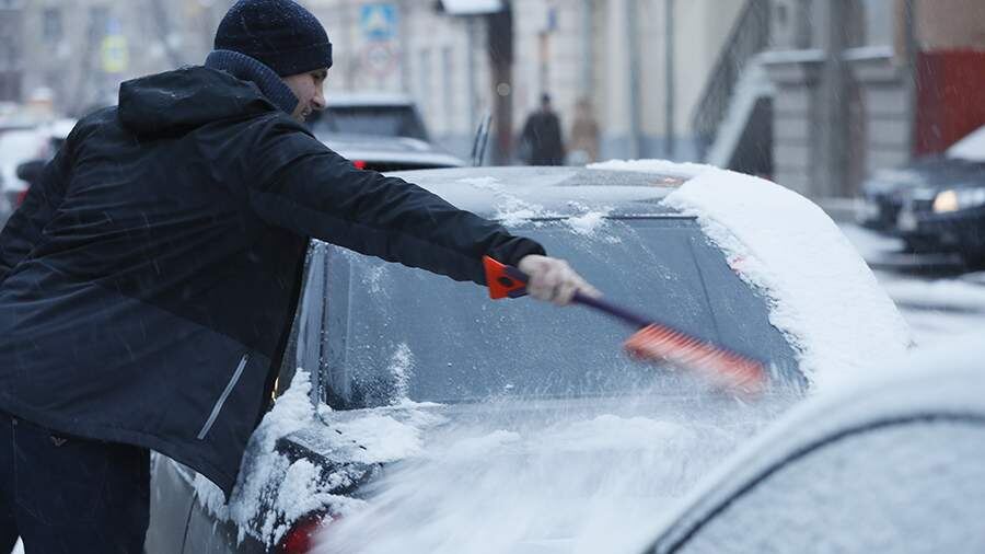 Как быстро избавиться от льда на лобовом стекле без скребка: секреты и лайфхаки