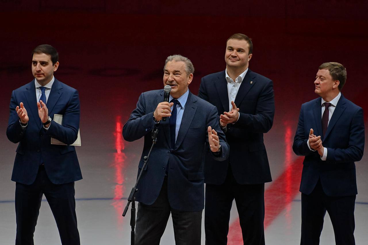 В ходе рабочего визита в Омск президент ФХР Владислав Третьяк посетил старейшую ледовую арену региона В ходе рабочего визита в Омск президент ФХР Владислав Третьяк посетил старейшую ледовую арену региона