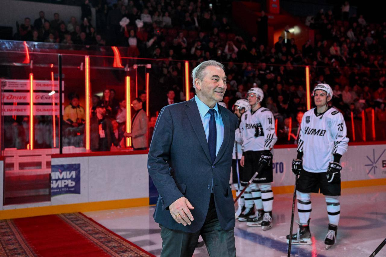 В ходе рабочего визита в Омск президент ФХР Владислав Третьяк посетил старейшую ледовую арену региона В ходе рабочего визита в Омск президент ФХР Владислав Третьяк посетил старейшую ледовую арену региона