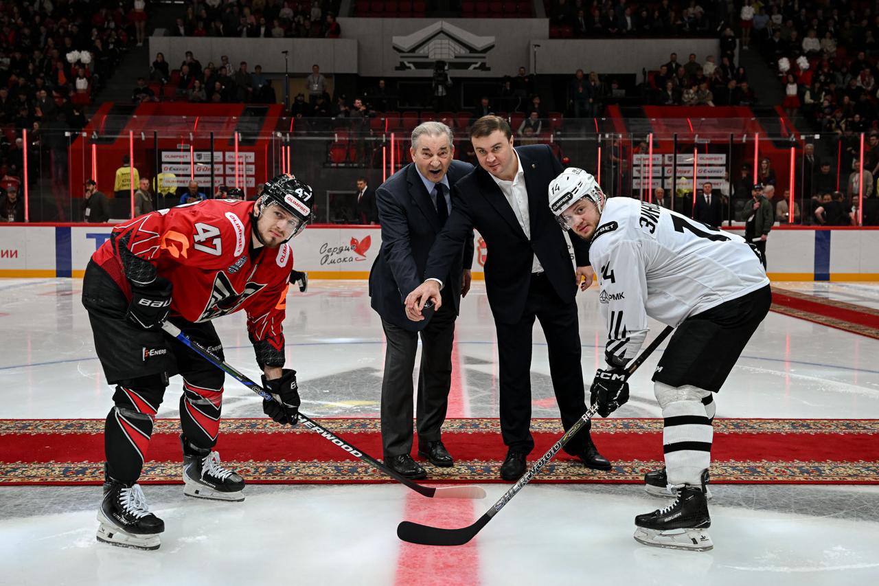 В ходе рабочего визита в Омск президент ФХР Владислав Третьяк посетил старейшую ледовую арену региона