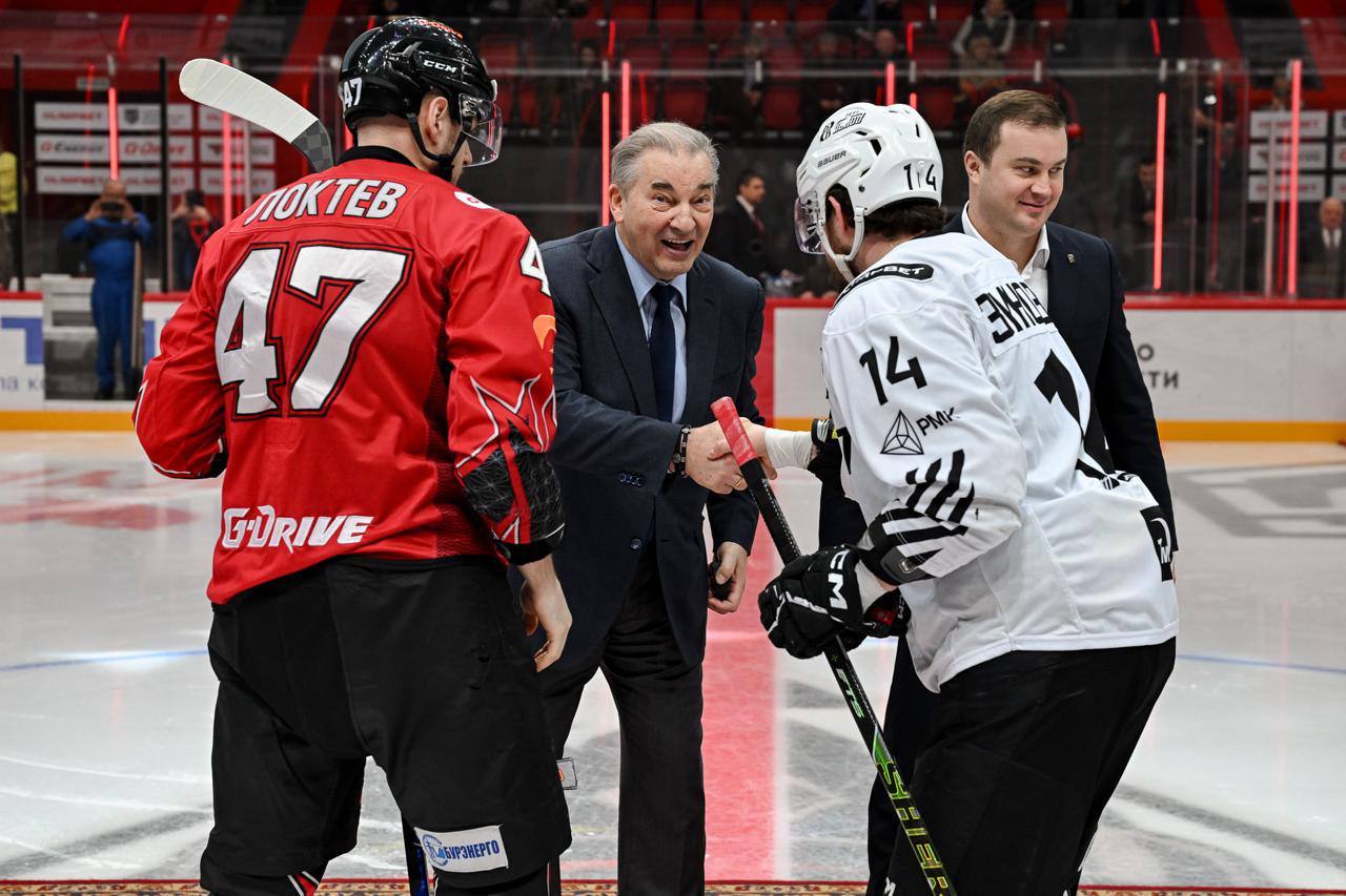 В ходе рабочего визита в Омск президент ФХР Владислав Третьяк посетил старейшую ледовую арену региона В ходе рабочего визита в Омск президент ФХР Владислав Третьяк посетил старейшую ледовую арену региона