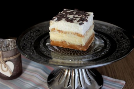 Легкий и вкусный десерт без выпечки: Пирожные с тройной прослойкой