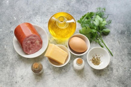 Необычный завтрак: яичные конвертики с сыром и ветчиной