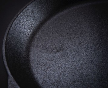 Чугунная сковорода: как пользоваться и ухаживать