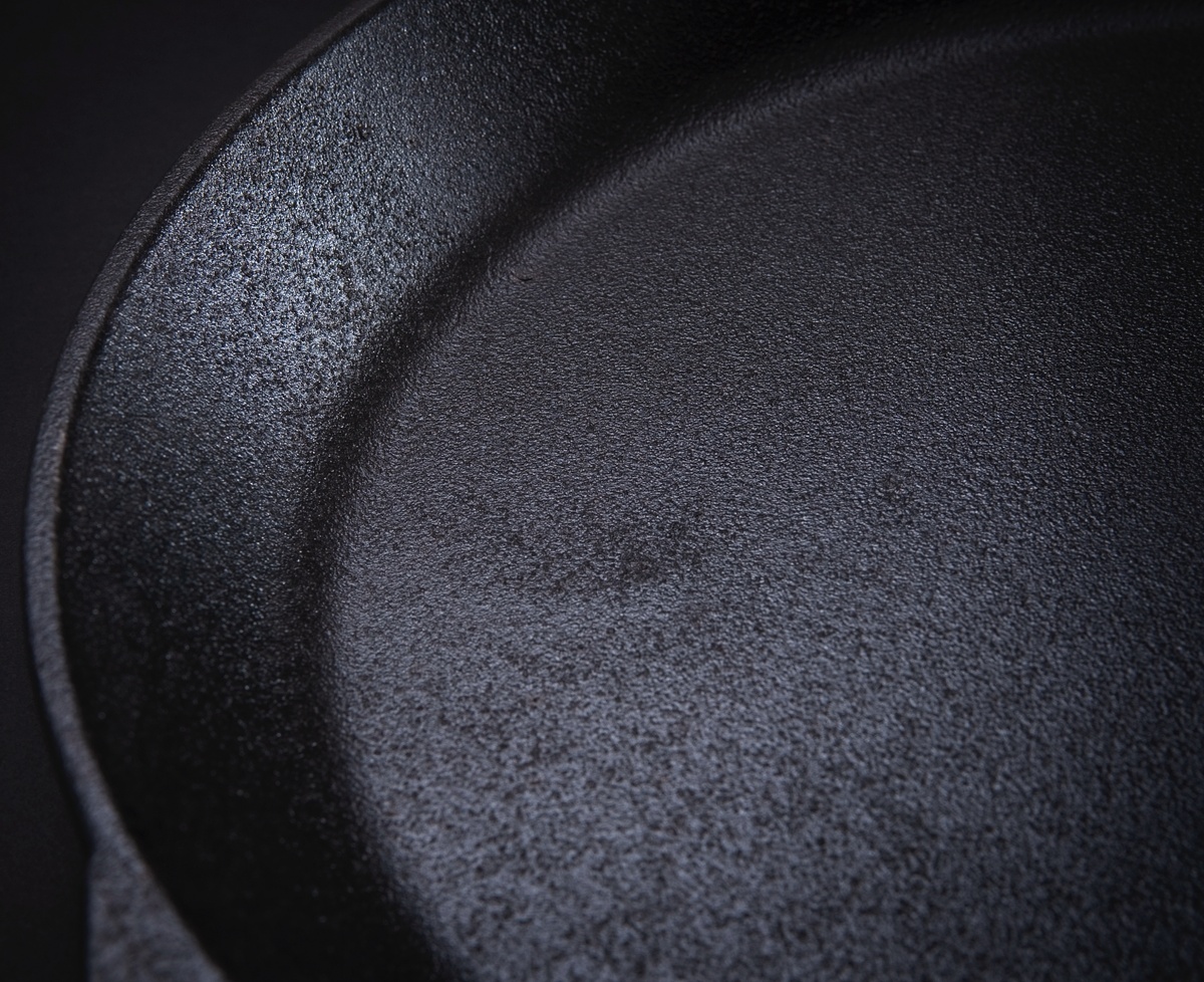 Чугунная сковорода: как пользоваться и ухаживать