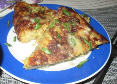 Изысканная запеканка на сковороде: овощи, курица и сырная корочка