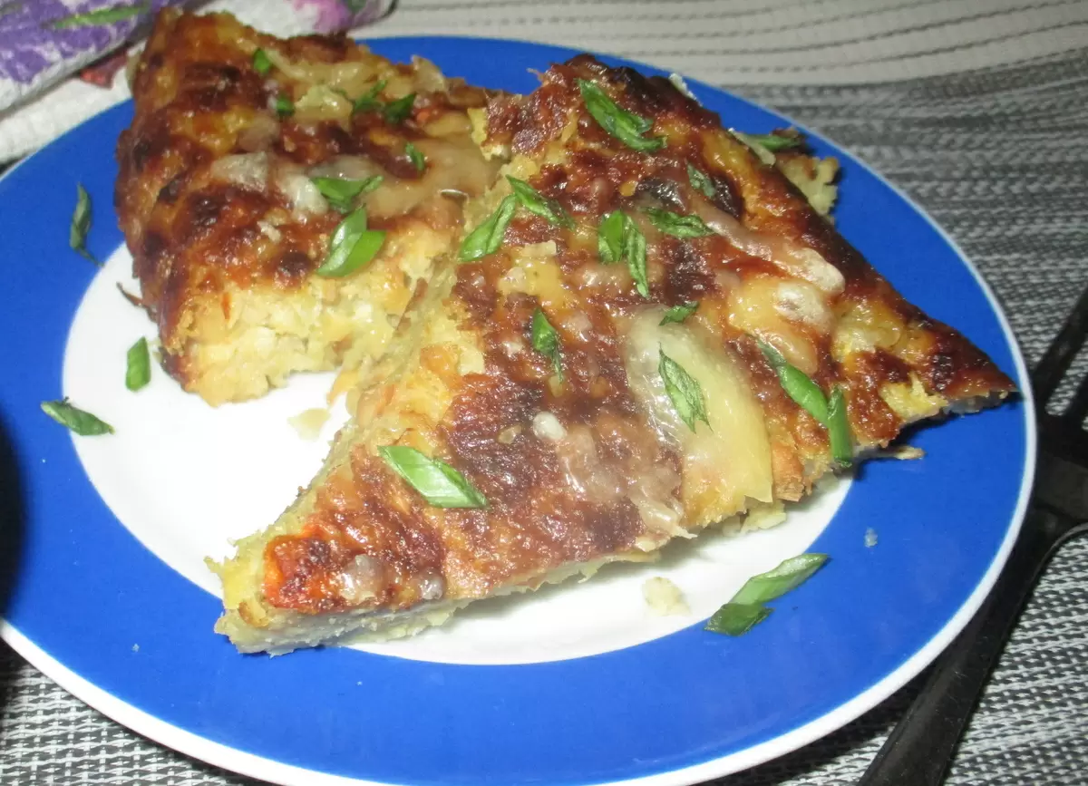 Изысканная запеканка на сковороде: овощи, курица и сырная корочка