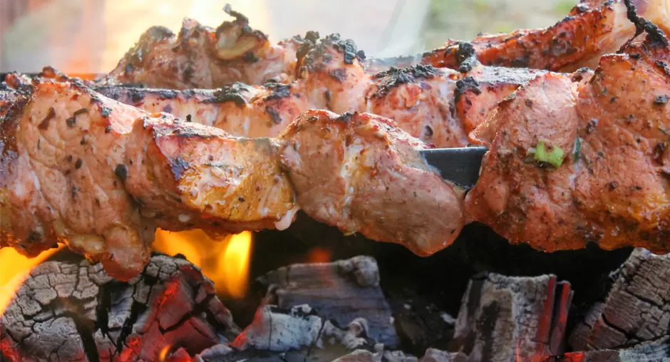 Секреты выбора идеального мяса для новогоднего шашлыка