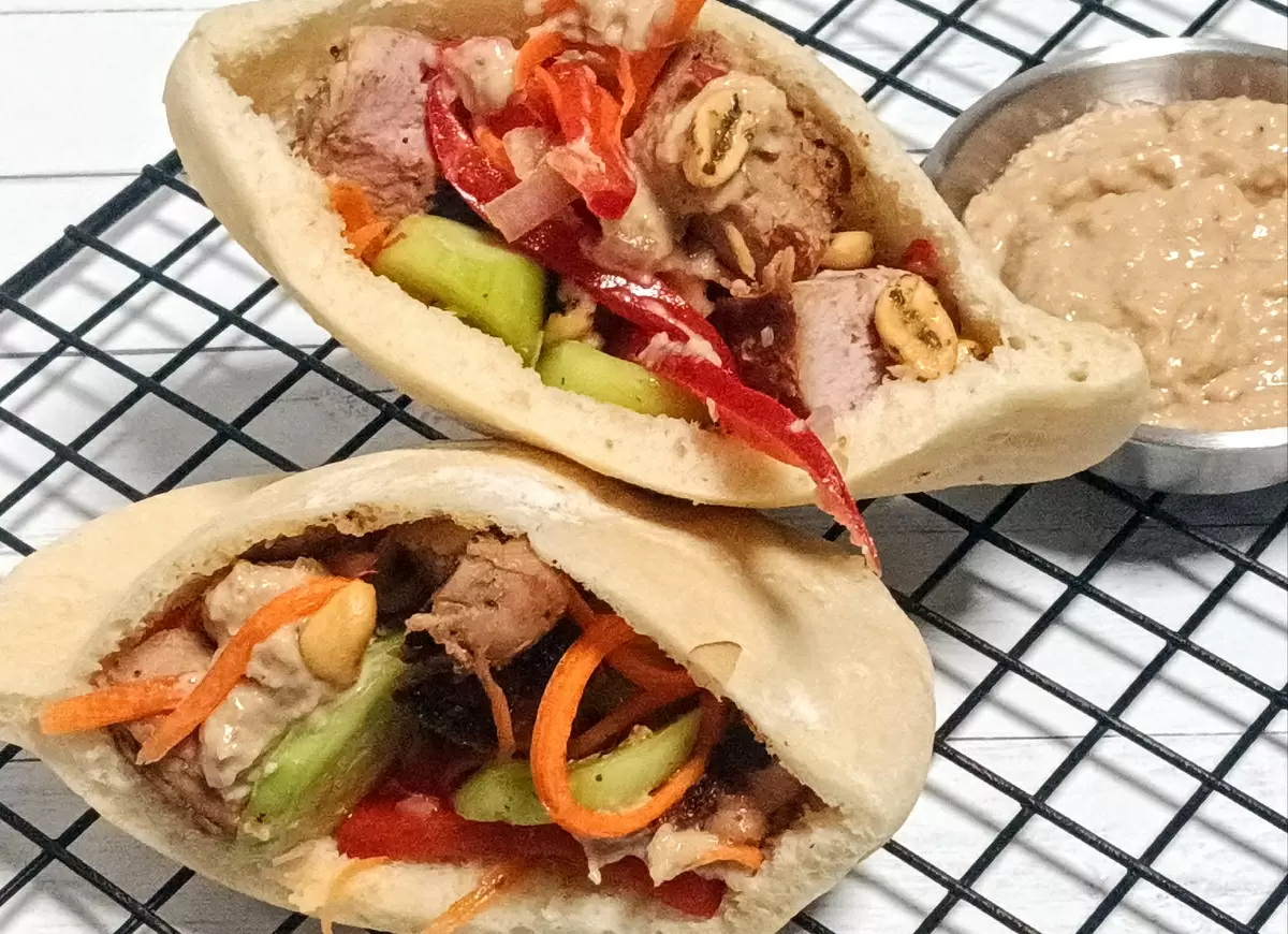 Пита с тайской свининой на гриле и огуречным салатом