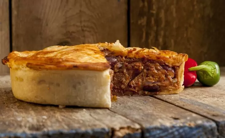 Истинный вкус Британии: нежный пирог с говядиной и лисичками