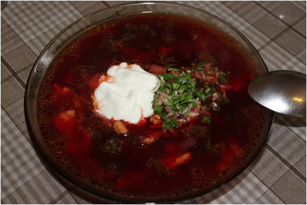 Необычный свекольник: как вариант летнего супа удивляет вкусом