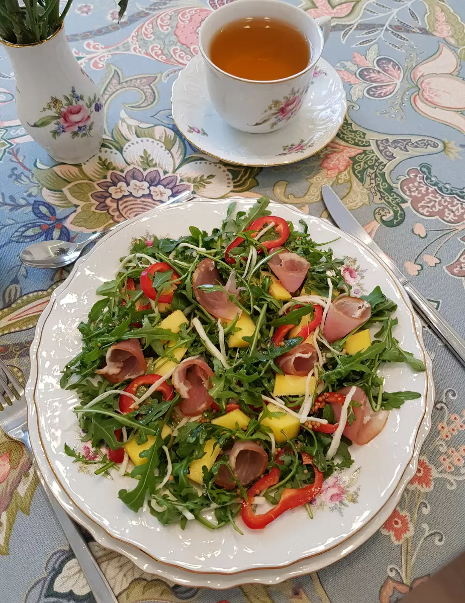 Салат из рукколы, манго, перца и корейки