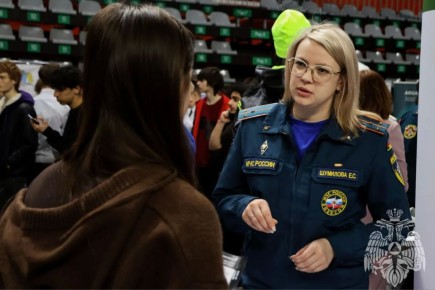 Сотрудники МЧС приняли участие в ярмарке вакансий «Работа России