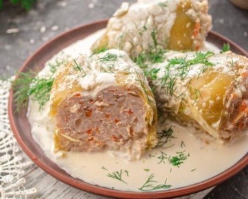 Нежные фаршированные перцы в сметанном соусе: новый взгляд на классический рецепт