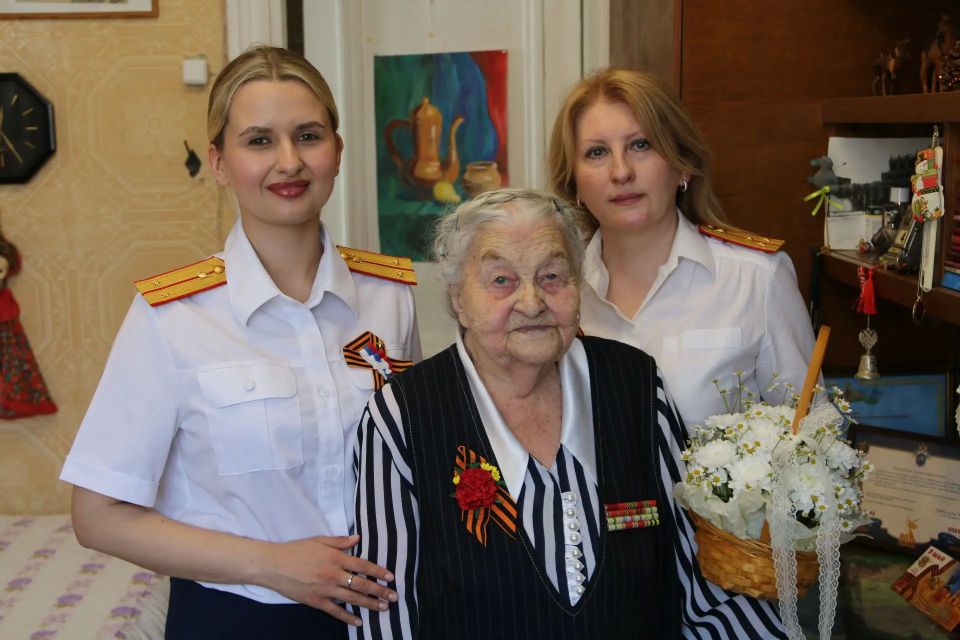 Сотрудники СК России по Ивановской области поздравили с предстоящим Днем Победы ветерана Великой Отечественной войны Кухарук Тамару Николаевну