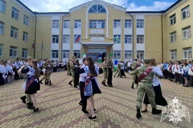Представители Управления Росгвардии по Кабардино-Балкарской Республике стали почетными гостями на торжественных линейках по случаю Последнего звонка Представители Управления Росгвардии по Кабардино-Балкарской Республике стали почетными гостями на торжественных линейках по случаю Последнего звонка