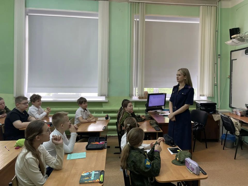 Сотрудник следственного управления провел профилактическое занятие для школьников Сотрудник следственного управления провел профилактическое занятие для школьников