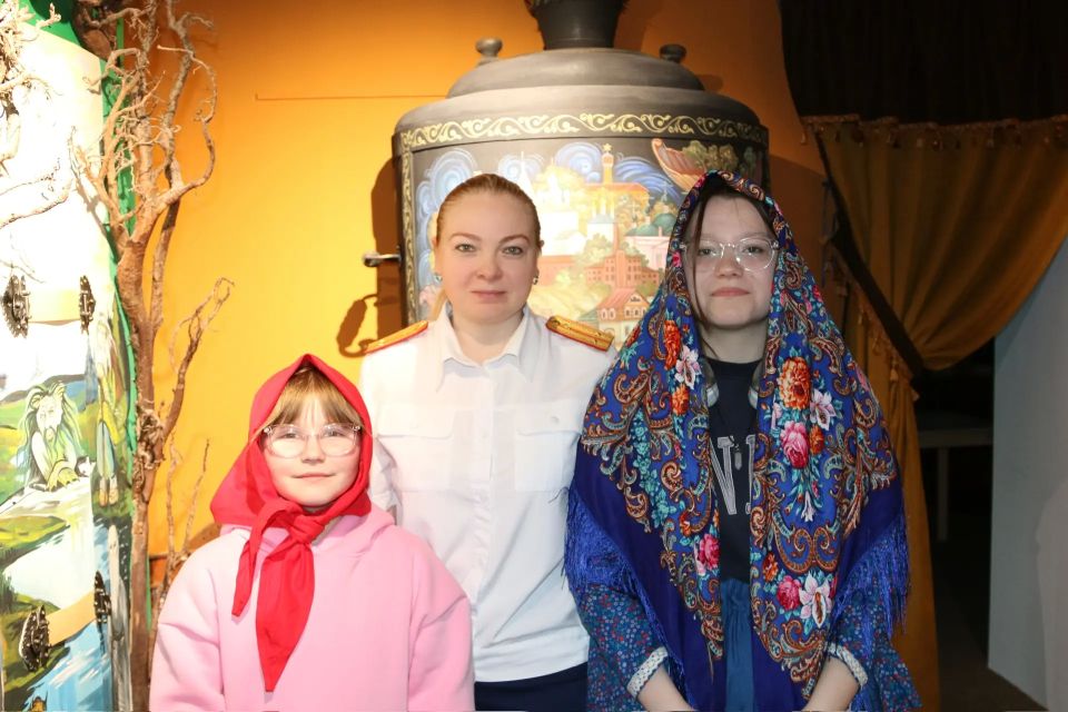 Сотрудники следственного управления организовали для воспитанников подшефного детского дома экскурсию в музей Сотрудники следственного управления организовали для воспитанников подшефного детского дома экскурсию в музей
