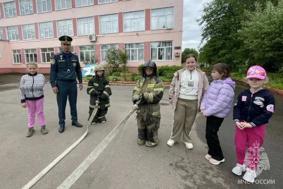 #БудниМЧС. Сотрудники МЧС России приняли участие в праздничном мероприятии В Подвязновской школе состоялось яркое мероприятие, посвящённое началу летних каникул и Международному дню защиты детей #БудниМЧС. Сотрудники МЧС России приняли участие в праздничном мероприятии В Подвязновской школе состоялось яркое мероприятие, посвящённое началу летних каникул и Международному дню защиты детей