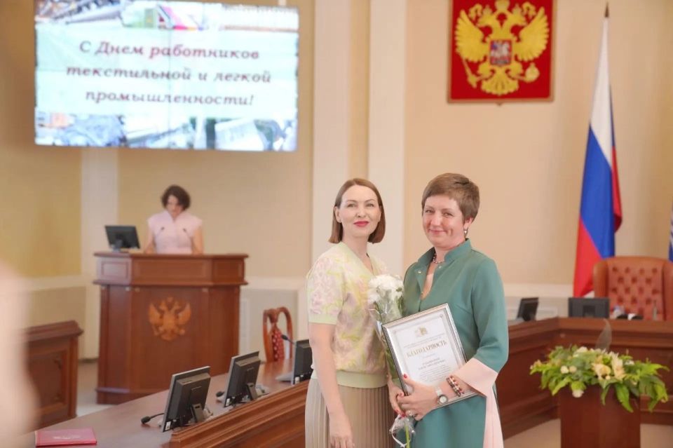 В преддверии Дня работников текстильной и легкой промышленности в регионе наградили лучших представителей отрасли В преддверии Дня работников текстильной и легкой промышленности в регионе наградили лучших представителей отрасли