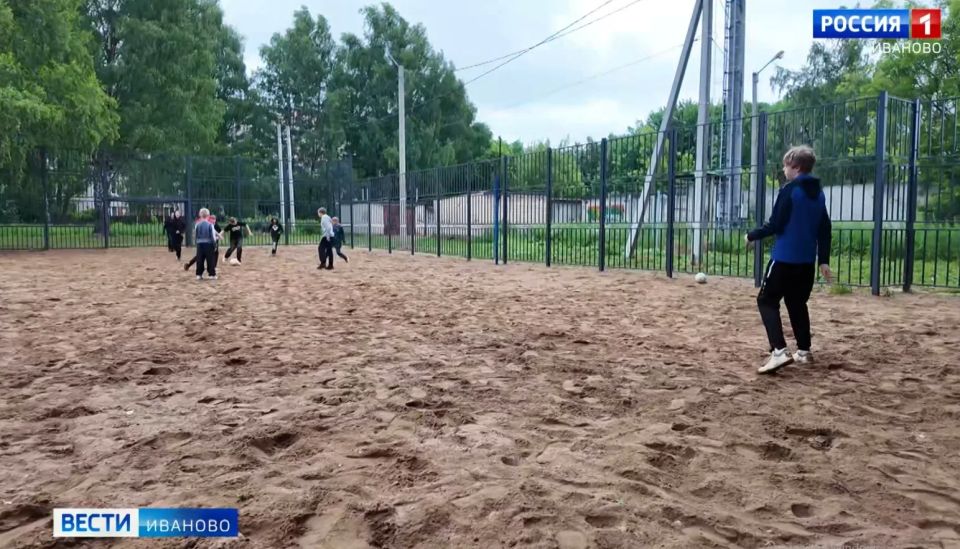 Современная спортивная или игровая площадка, освещенный и благоустроенный сквер