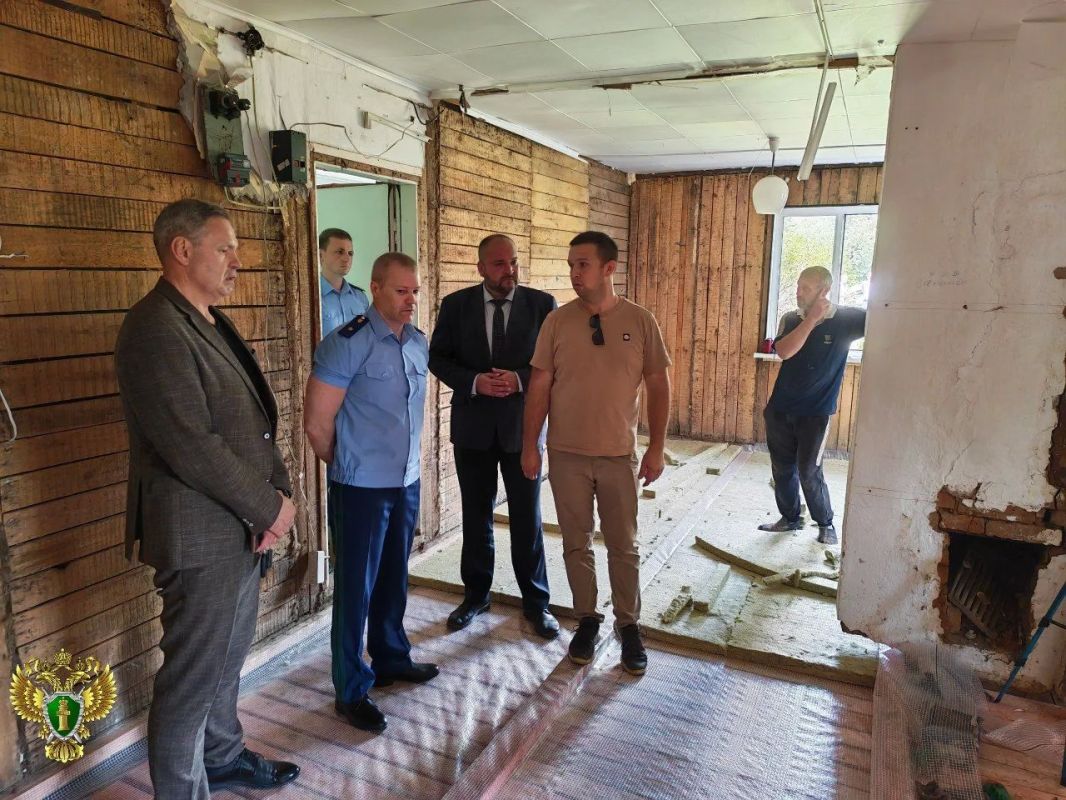 Прокурор Ивановской области Андрей Жугин посетил социальные объекты в Ильинском районе, где ведутся ремонтные работы Прокурор Ивановской области Андрей Жугин посетил социальные объекты в Ильинском районе, где ведутся ремонтные работы