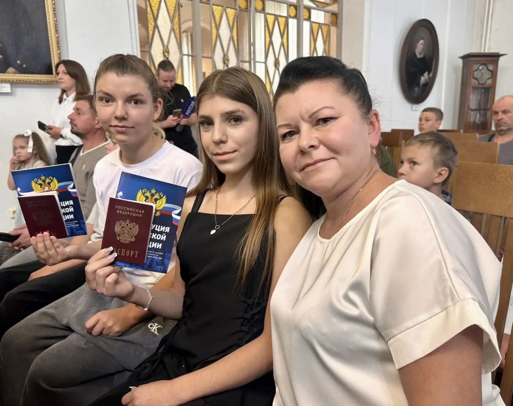 В канун Дня Государственного флага Российской Федерации в Иванове прошла церемония торжественного вручения первых паспортов юным гражданам России В канун Дня Государственного флага Российской Федерации в Иванове прошла церемония торжественного вручения первых паспортов юным гражданам России