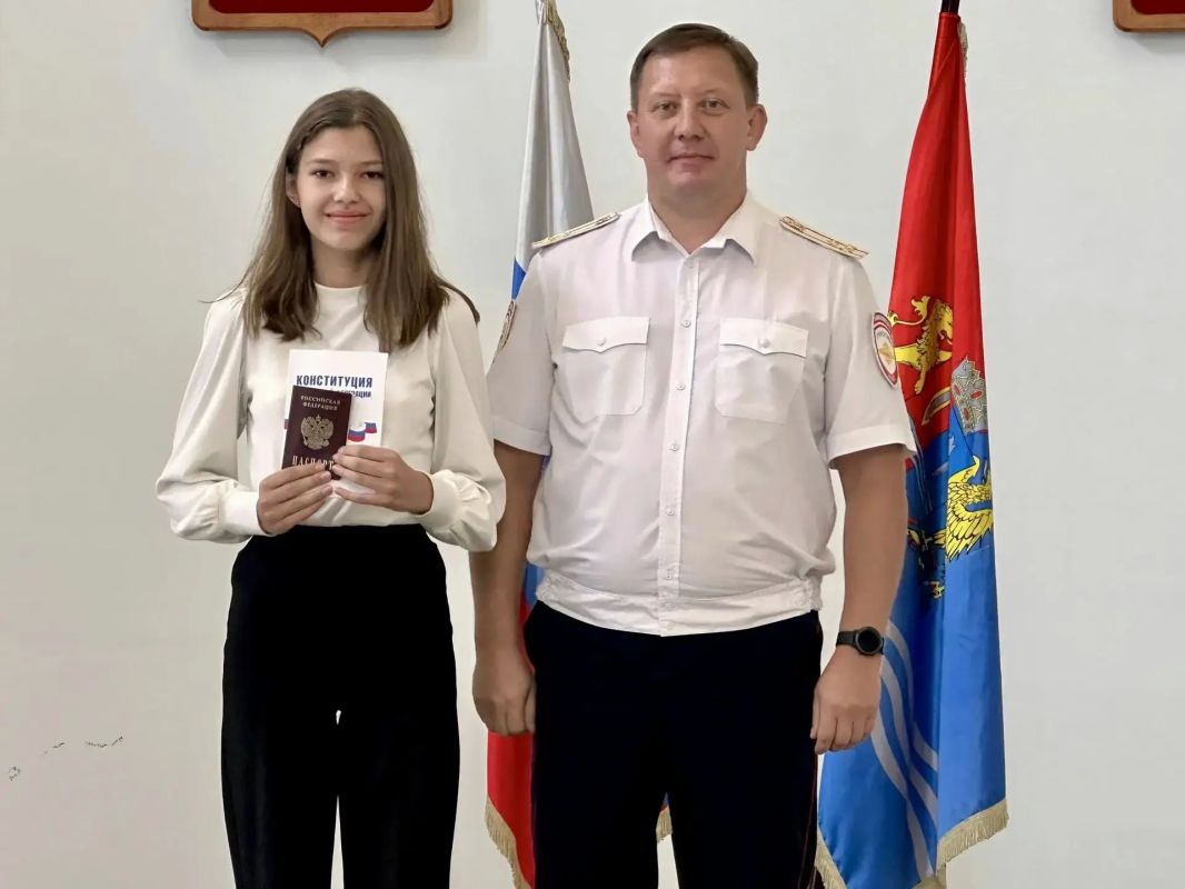 В канун Дня Государственного флага Российской Федерации в Иванове прошла церемония торжественного вручения первых паспортов юным гражданам России В канун Дня Государственного флага Российской Федерации в Иванове прошла церемония торжественного вручения первых паспортов юным гражданам России
