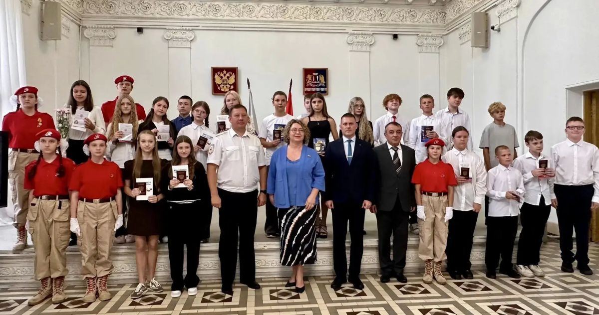 В канун Дня Государственного флага Российской Федерации в Иванове прошла церемония торжественного вручения первых паспортов юным гражданам России В канун Дня Государственного флага Российской Федерации в Иванове прошла церемония торжественного вручения первых паспортов юным гражданам России
