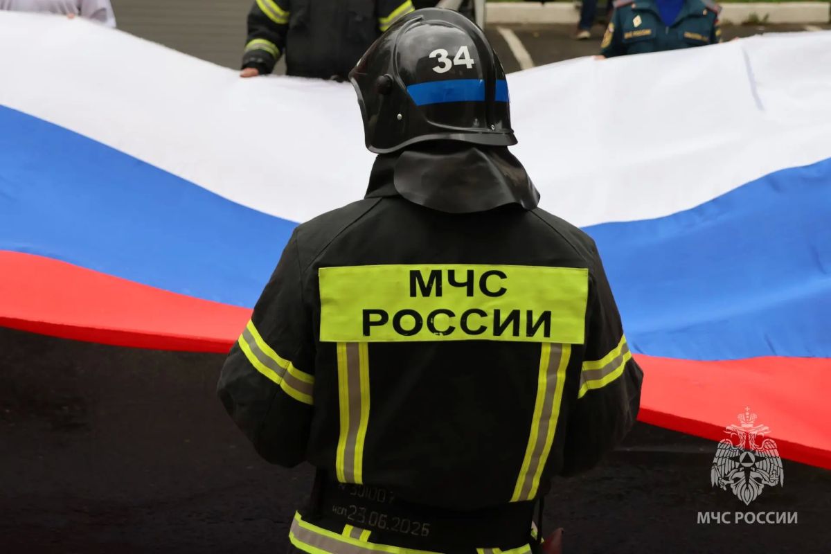 Патриотическая акция в Иванове: молодёжь МЧС и ФНС развернула 10-метровый триколор Патриотическая акция в Иванове: молодёжь МЧС и ФНС развернула 10-метровый триколор