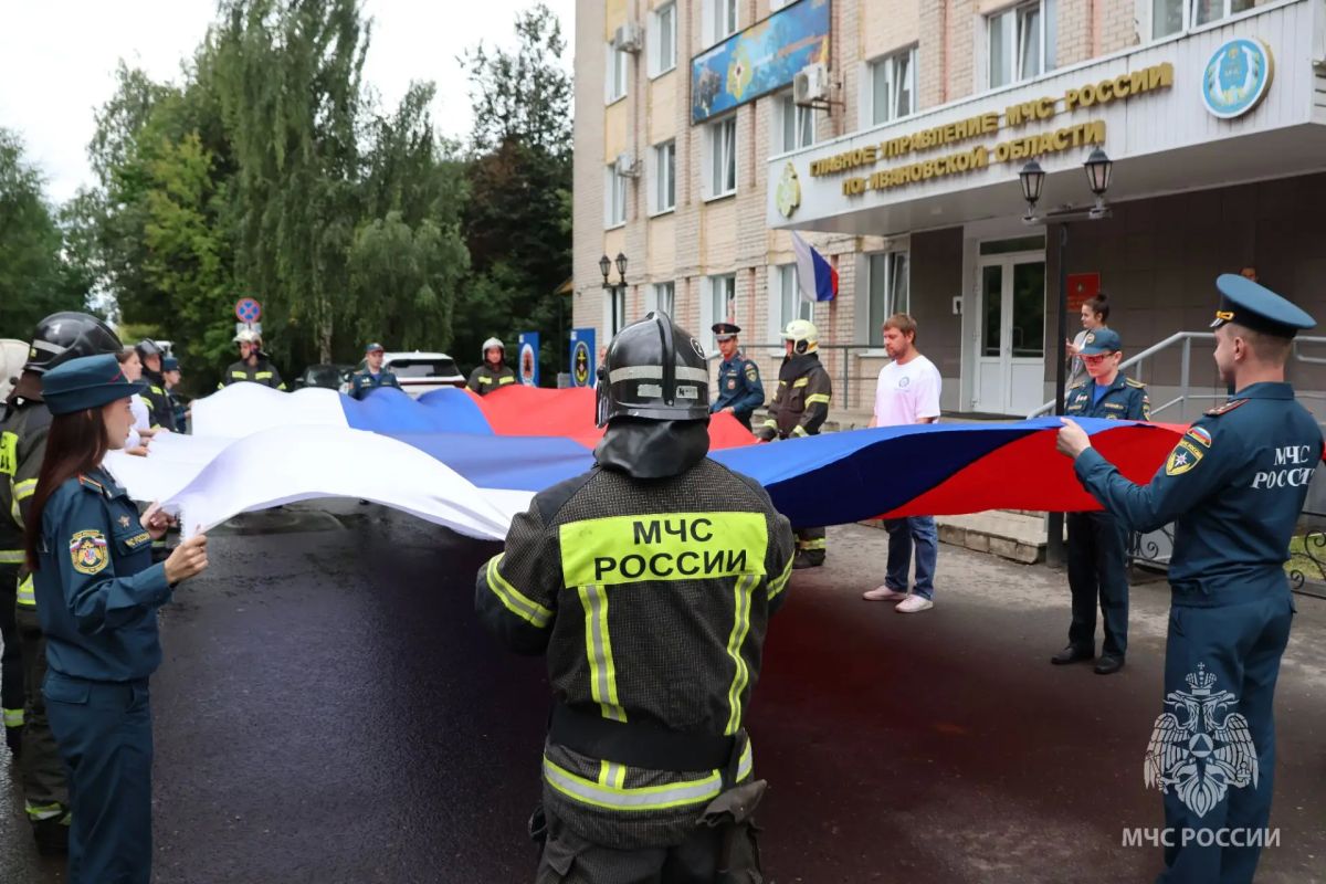 Патриотическая акция в Иванове: молодёжь МЧС и ФНС развернула 10-метровый триколор Патриотическая акция в Иванове: молодёжь МЧС и ФНС развернула 10-метровый триколор
