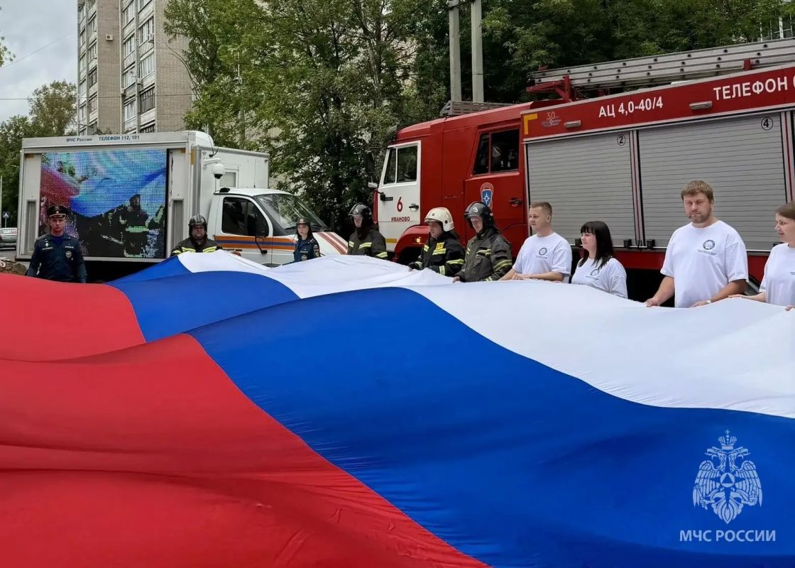 Патриотическая акция в Иванове: молодёжь МЧС и ФНС развернула 10-метровый триколор Патриотическая акция в Иванове: молодёжь МЧС и ФНС развернула 10-метровый триколор
