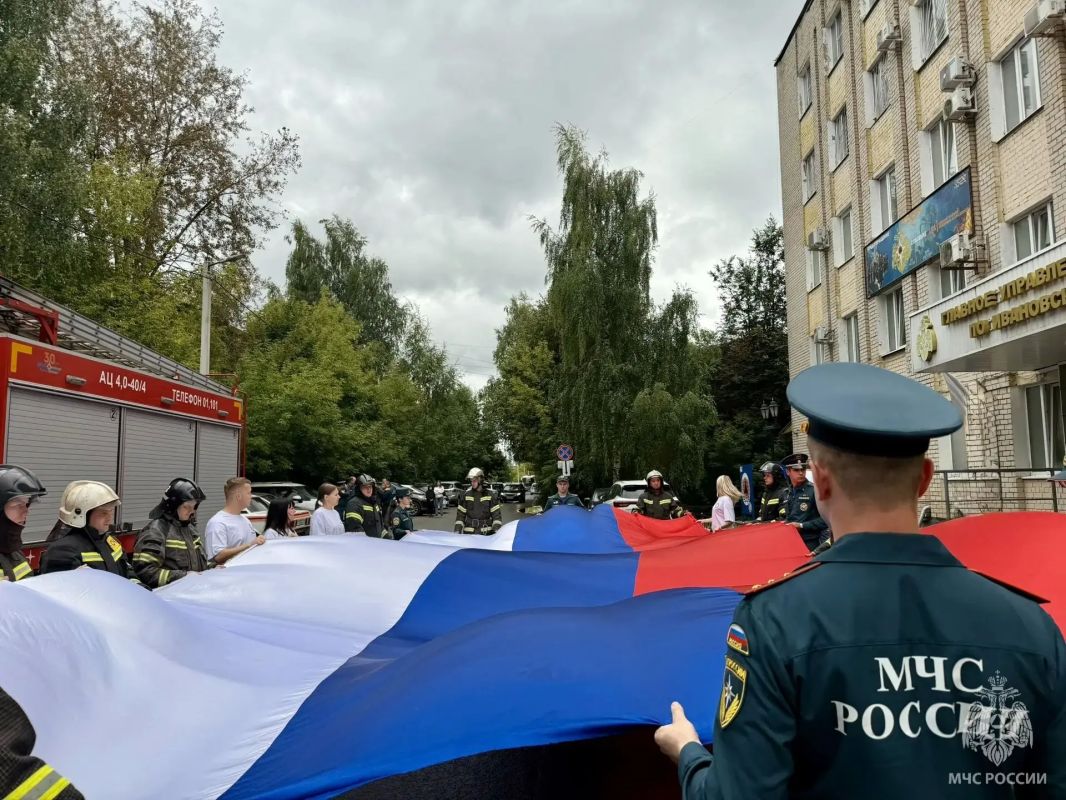 Патриотическая акция в Иванове: молодёжь МЧС и ФНС развернула 10-метровый триколор Патриотическая акция в Иванове: молодёжь МЧС и ФНС развернула 10-метровый триколор