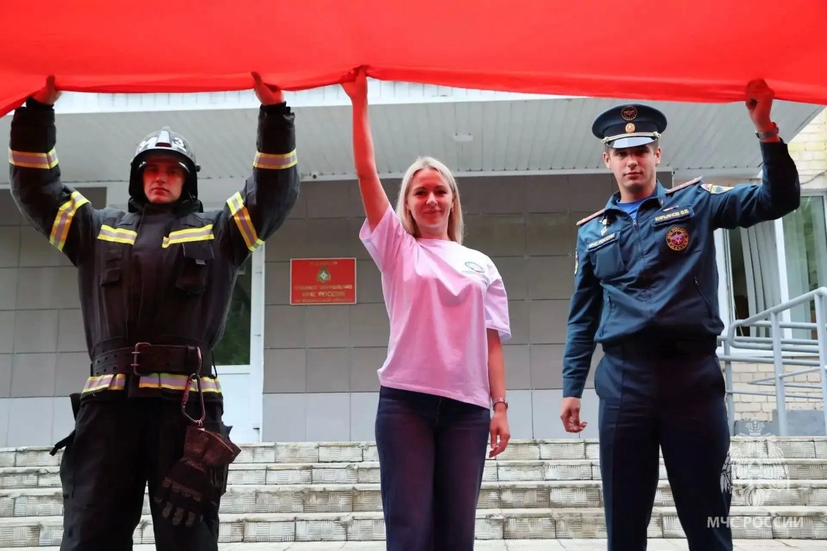 Патриотическая акция в Иванове: молодёжь МЧС и ФНС развернула 10-метровый триколор Патриотическая акция в Иванове: молодёжь МЧС и ФНС развернула 10-метровый триколор