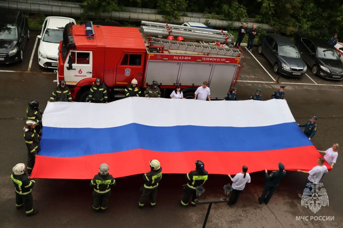 Патриотическая акция в Иванове: молодёжь МЧС и ФНС развернула 10-метровый триколор Патриотическая акция в Иванове: молодёжь МЧС и ФНС развернула 10-метровый триколор