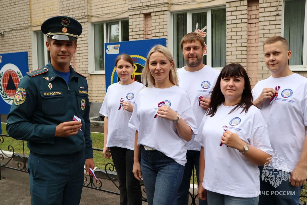 Патриотическая акция в Иванове: молодёжь МЧС и ФНС развернула 10-метровый триколор Патриотическая акция в Иванове: молодёжь МЧС и ФНС развернула 10-метровый триколор