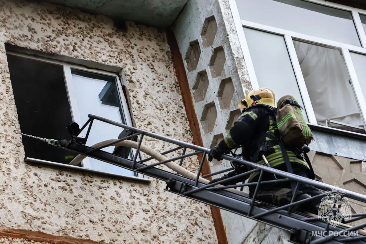 В Иванове спасен ребенок Сегодня в городе Иваново на ул. 1я Полевая, д. 35, в квартире на 5м этаже произошло возгорание. Прибывшие на место вызова первые пожарно спасательные подразделения обнаружили горение в комнате и дым... В Иванове спасен ребенок Сегодня в городе Иваново на ул. 1я Полевая, д. 35, в квартире на 5м этаже произошло возгорание. Прибывшие на место вызова первые пожарно спасательные подразделения обнаружили горение в комнате и дым...