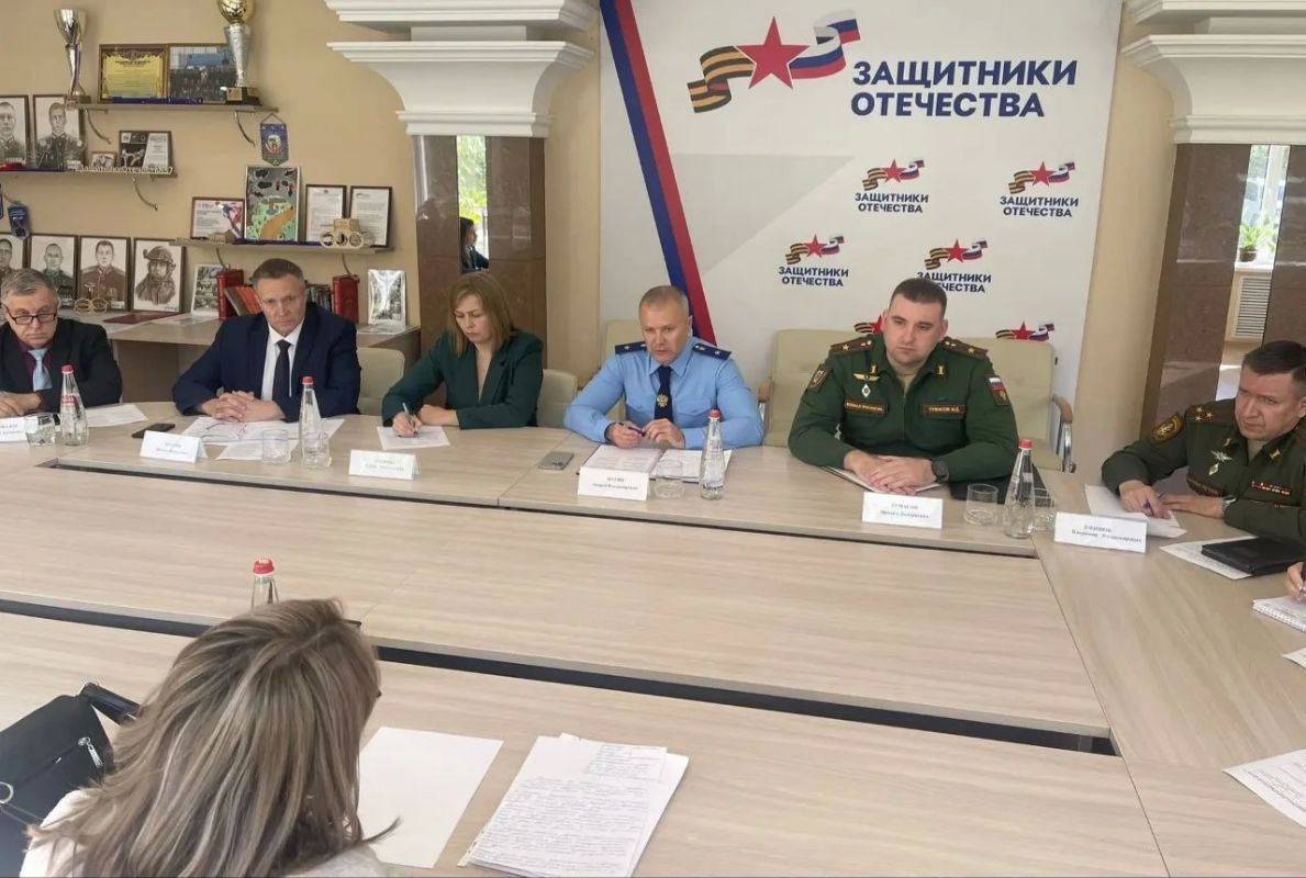 Прокурор Ивановской области Андрей Жугин совместно с военным прокурором Ивановского гарнизона Михаилом Тумасовым, управляющим Отделением фонда пенсионного и социального страхования Российской Федерации по Ивановской области... Прокурор Ивановской области Андрей Жугин совместно с военным прокурором Ивановского гарнизона Михаилом Тумасовым, управляющим Отделением фонда пенсионного и социального страхования Российской Федерации по Ивановской области...