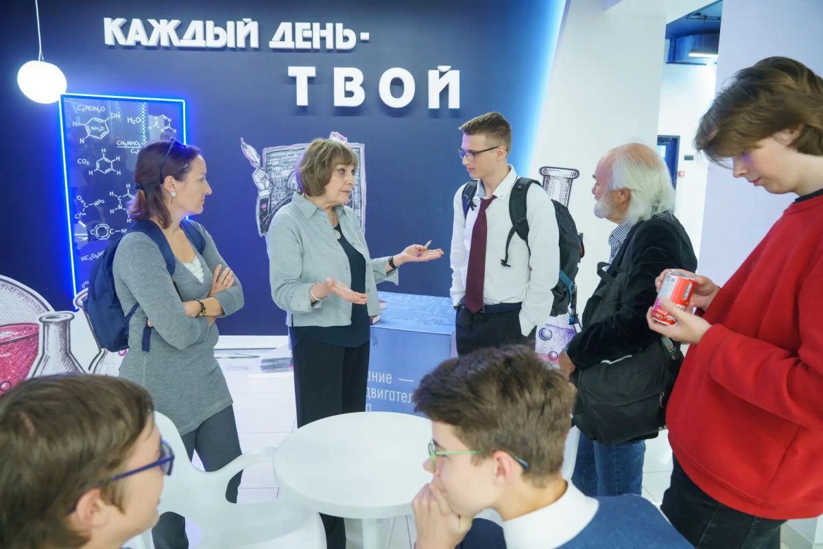 Что общего у карандаша и скотча? А у Кольского полуострова и газировки? Что общего у карандаша и скотча? А у Кольского полуострова и газировки?