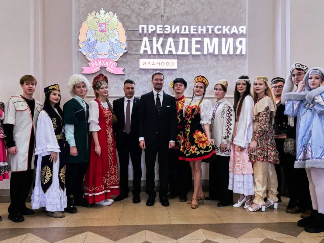 Руководитель СУ СК России по Ивановской области поздравил Ивановский филиал РАНХиГС с 35-летием со дня основания Руководитель СУ СК России по Ивановской области поздравил Ивановский филиал РАНХиГС с 35-летием со дня основания