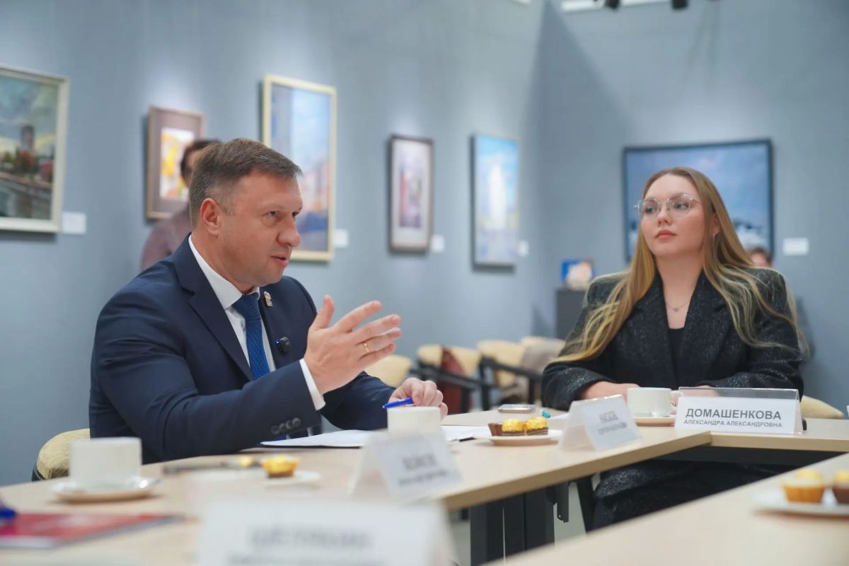 Станислав Воскресенский встретился с руководителями региональных отделений парламентских партий Станислав Воскресенский встретился с руководителями региональных отделений парламентских партий